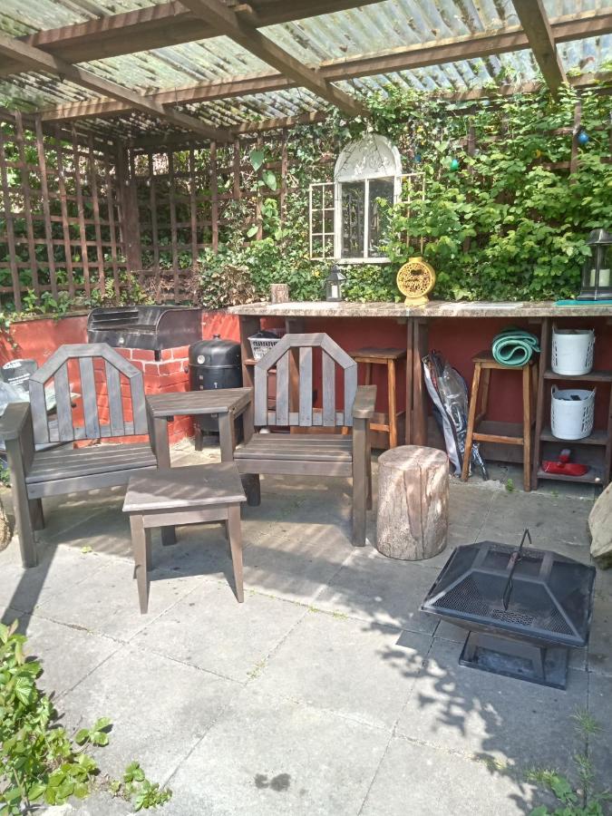 'Morris' The Shepherd'S Hut And Woodland Hot Tub Experience Carmarthen Bagian luar foto